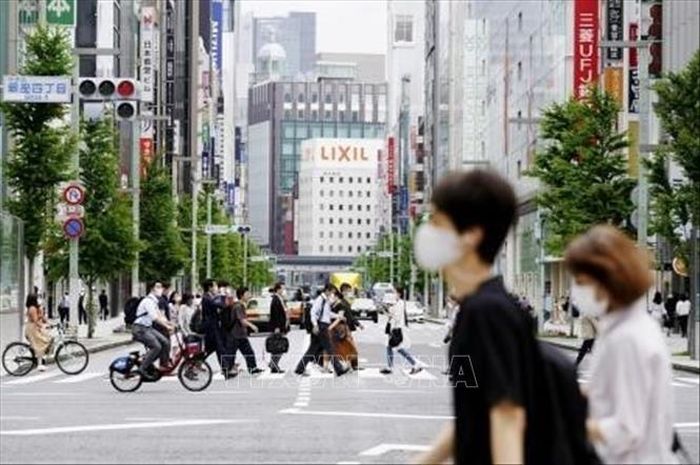 Người dân đi bộ tại quận mua sắm Ginza ở Tokyo, Nhật Bản, ngày 26/5/2020. Ảnh: Kyodo/TTXVN