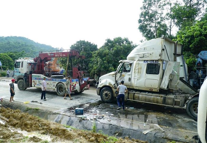 Lực lượng chức năng huy động xe cứu hộ để thông tuyến. Ảnh: Xuân Tư - TTXVN 