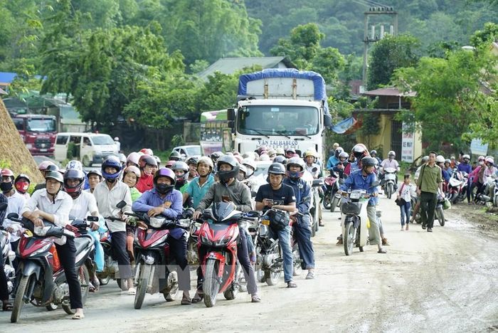 Vụ tai nạn khiến giao thông bị ách tắc cục bộ. Ảnh: Xuân Tư - TTXVN 