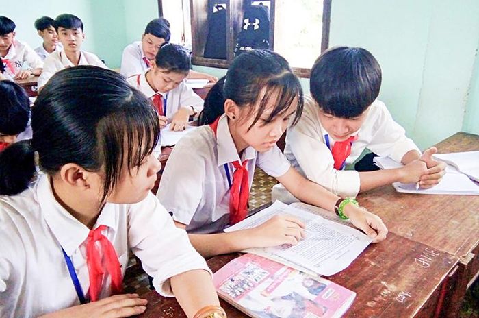  Em Nguyễn Thị Trinh (ngồi giữa) chia sẻ kinh nghiệm học tập với bạn bè. Ảnh: T.L 