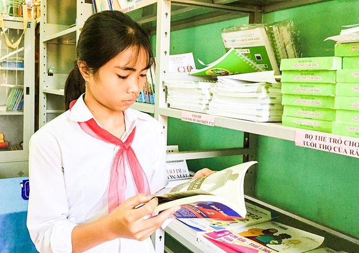  Em Hồ Thị Lũy chăm chỉ đọc sách để học hỏi thêm nhiều điều bổ ích. Ảnh: T.L 
