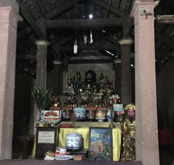 Tường nẻ, mốc, mái dột trong gian nhà Mẫu. 
