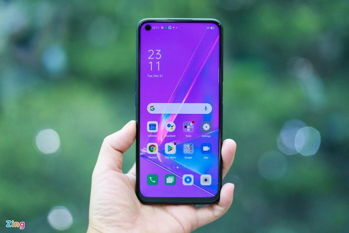  Oppo A92 trang bị màn hình 6,5 inch độ phân giải 1.080x2.400 pixel. Điểm nhấn nằm ở cụm camera trước với thiết kế chấm O lệch về góc trái. Oppo vẫn là một trong những nhà sản xuất chăm chút nhất cho nhu cầu selfie của người dùng. A92 trang bị máy ảnh trước độ phân giải 16 MP với những bộ lọc thông minh được tích hợp sẵn. 