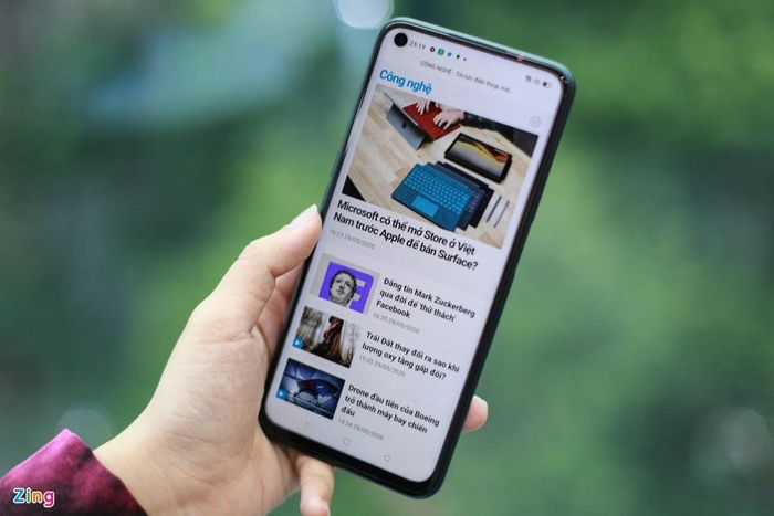  Trải nghiệm thực tế cho thấy Oppo A92 mang đến cảm giác cầm nắm thoải mái, đầm tay, mặt lưng ôm cong theo khung máy, không bị cấn khi vuốt trượt từ trong ra ngoài hoặc từ dưới lên. Với các tác vụ cơ bản như lướt web, đọc báo, xem phim, máy chạy mượt mà, đa nhiệm tốt. Với một số tựa game nặng hơn, máy vẫn cho hiệu năng ổn định, khả năng xử lý đồ họa tốt, ít bị nóng máy khi dùng lâu. 