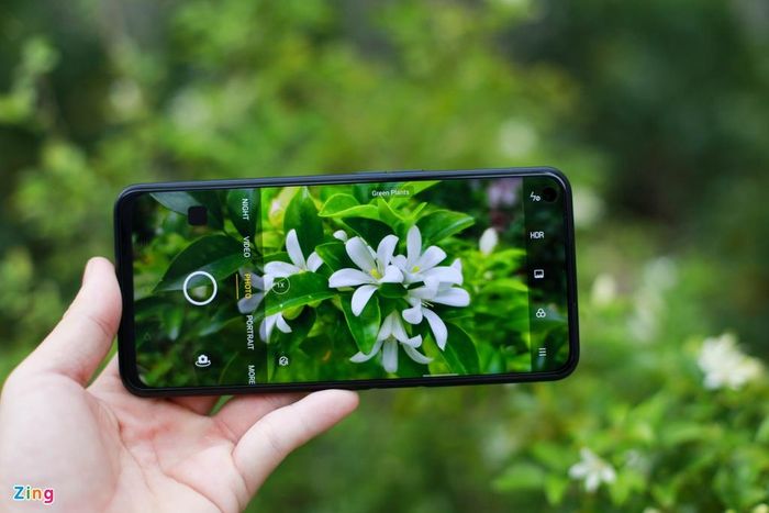  Camera vẫn là điểm nhấn của Oppo. Thử nghiệm nhanh trong một số điều kiện ánh sáng, máy cho khả năng bắt nét nhanh, chính xác. Màu sắc trên máy được tái tạo chân thực. Hai chế độ ấn tượng nhất trên Oppo A92 là chụp ảnh chân dung và chụp đêm. Chế độ chụp chân dung cho khả năng xóa phông ấn tượng, chủ thể nổi bật. Trong khi đó, chế độ chụp đêm bắt nét chính xác, xử lý nhanh, hình ảnh ít bị nhiễu và bệt màu. 