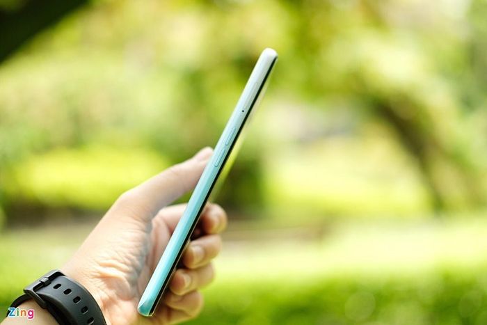  Cạnh trái là khe cắm SIM, thẻ nhớ và các phím tăng giảm âm lượng. Các phím này được làm mảnh, độ nảy cao, cảm giác bấm chắn chắn, được thiết kế cùng màu với thân máy trông khá tinh tế. Cách bố trí của Oppo cũng giúp người dùng dễ dàng điều chỉnh âm lượng mà không cần thay đổi tư thế cầm máy. 