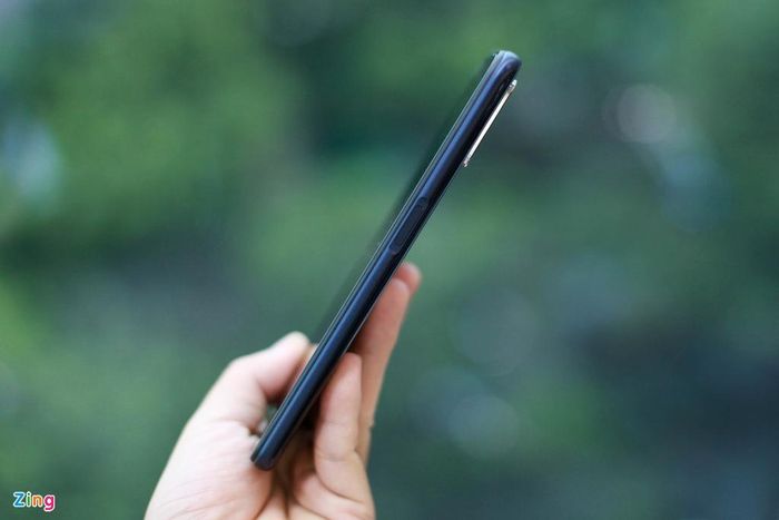  Một điểm thú vị nữa trên thiết kế của Oppo là phím nguồn được làm lõm xuống so với thân máy. Đây cũng là nơi Oppo đặt cảm biến vân tay. Điểm cộng của phím nguồn này là người dùng có thể dễ dàng mở khóa bằng một tay, cảm biến nhạy và khá chính xác, không mất nhiều thời gian chờ. 