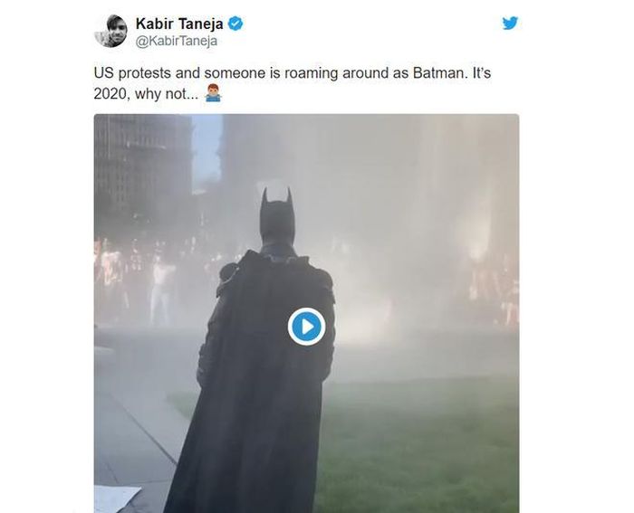  Đoạn clip về Batman trong cuộc biểu tình đang được chia sẻ rầm rộ trên Twitter. Ảnh: Chụp màn hình. 