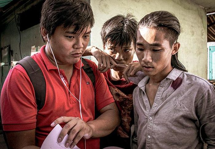 Đạo diễn Trần Thanh Huy (áo đỏ) làm việc với các diễn viên cho một cảnh quay