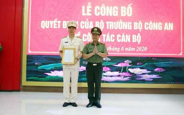 Thiếu tướng Nguyễn Hữu Cầu trao quyết định và chúc mừng Đại tá Cao Minh Huyền.