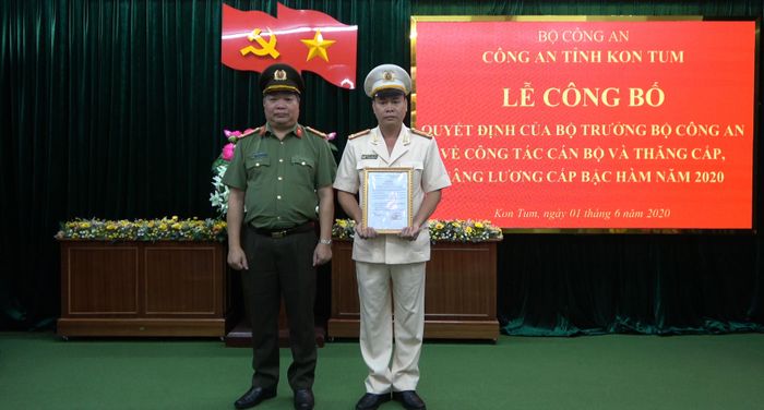 Đại tá Nguyễn Hồng Nhật trao quyết định và chúc mừng Thượng tá Nguyễn Ngọc Sinh.
