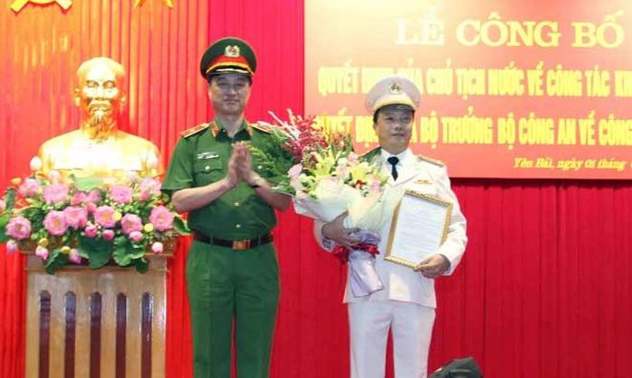 Thiếu trướng Nguyễn Duy Ngọc trao quyết định và chúc mừng Đại tá Đặng Hồng Đức