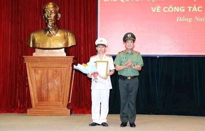 Thiếu tướng Lê Tấn Tới trao quyết định và chúc mừng Đại tá Trần Tiến Đạt.