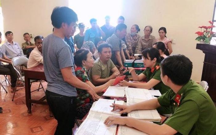 Công an thị trấn Quán Lào, huyện Yên Định giải quyết thủ tục hành chính cho công dân.