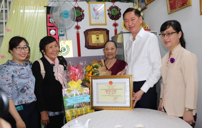 Đoàn đến thăm Mẹ Việt Nam anh hùng Sơn Thị Kỷ