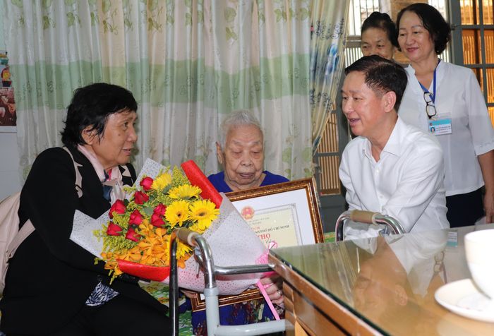 Đồng chí Trần Vĩnh Tuyến thay mặt lãnh đạo TP chúc sức khỏe mẹ Việt Nam anh hùng Nguyễn Thị Cầm