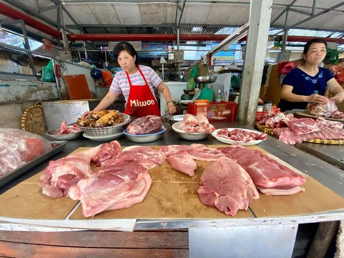 Chị Ngọc Hoa (chợ Hôm) cho biết, miền Bắc vẫn đang có dịch tả lợn Châu Phi, tiểu thương tại chợ lo không có lợn bán. “Chúng tôi nhập lợn giá cao và chưa thấy giá giảm nên bán cao. Nếu như tuần trước, mỗi ngày một giá, tuần này không tăng nữa nhưng vẫn ở mức cao.