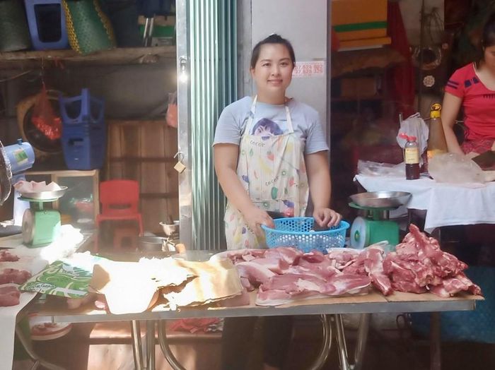 Chị Minh Hằng, tiểu thương bán thịt tại ngõ chợ Lương Đình Của (Đống Đa, Hà Nội) cho biết, giá lợn hơi có giảm nhưng giảm không đáng kể nên tiểu thương chưa thể giám giá thịt lợn ngay. Cách đây 3 ngày, mỗi ngày, giá nhập thịt lợn tăng lên vài nghìn/kg lợn hơi nay chỉ giảm 1.000- 2.000 đồng/kg nên giá bán đến tay người tiêu dùng vẫn cao. "Chúng tôi buôn bán không thích bán cao vì bán cao người mua càng ít đi nhưng giá không giảm mạnh nên thịt lợn tại chợ vẫn đứng giá", chị Hằng nói.
