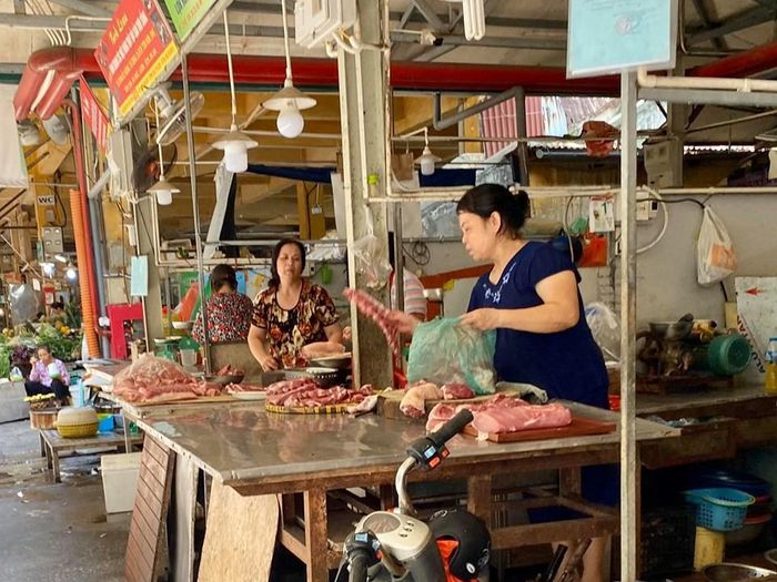 Thịt lợn duy trì giá cao nên các tiểu thương tại chợ truyền thống buôn bán ảm đạm không đông khách như trước.