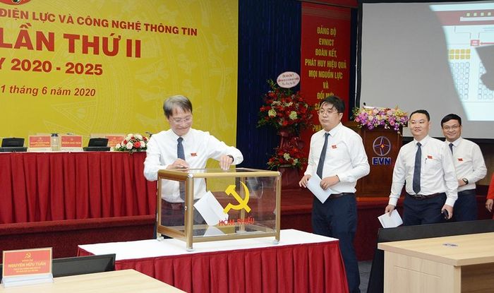 Đoàn Chủ tịch bỏ phiếu bầu Ban chấp hành Đảng bộ Công ty nhiệm kỳ 2020 - 2025. Ảnh: M.Hạnh