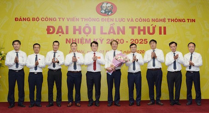 Đồng chí Đặng Huy Cường (thứ 5 từ trái qua) tặng hoa chúc mừng Ban chấp hành Đảng bộ EVNICT nhiệm kỳ 2020 - 2025. Ảnh: M.Hạnh