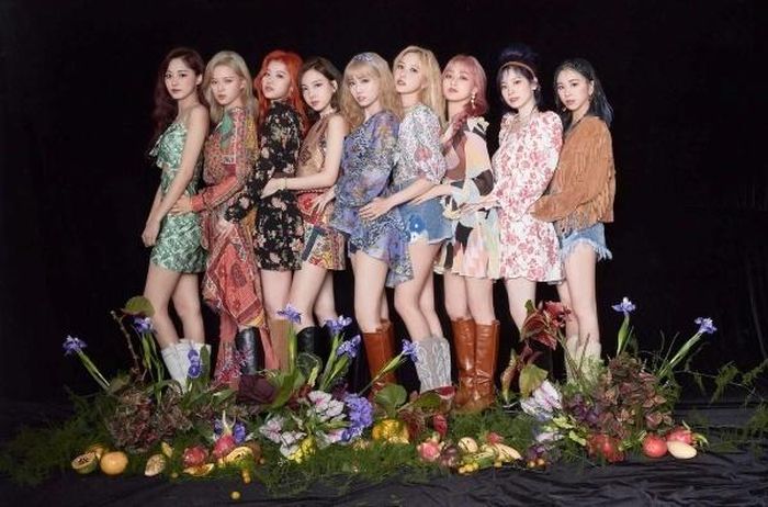 More &amp; More (TWICE) dẫn đầu các bảng xếp hạng âm nhạc Hàn Quốc như MelOn, Bugs, Genie, Soribada ngay khi vừa ra mắt. MV trên Youtube cũng cán mốc 1 triệu lượt thích chỉ sau 1 giờ 56 phút phát hành.