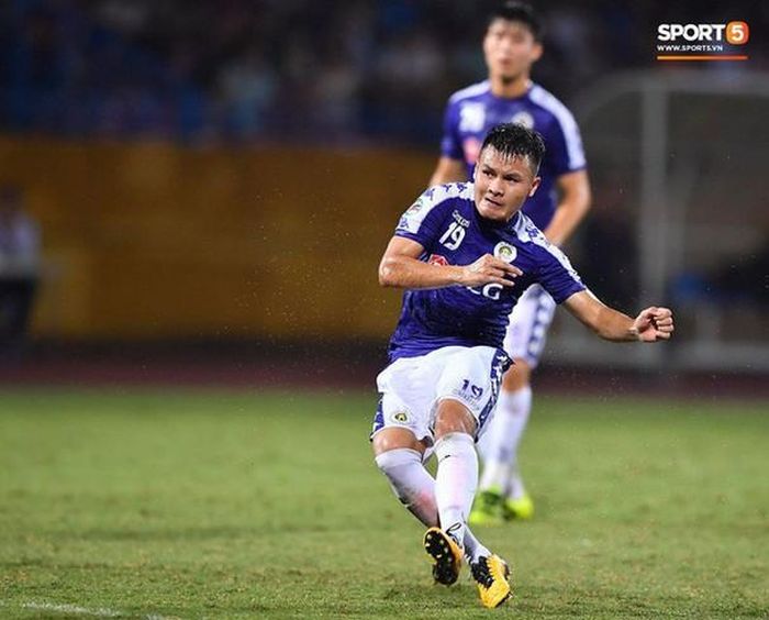 Quang Hải thực hiện cú sút phạt đẹp mắt. Ảnh: Sport5