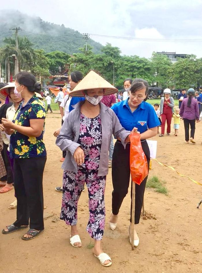 Chị Hà Thị Thảo giúp người dân trong Chương trình “Tạp hóa 5 nghìn đồng”.
