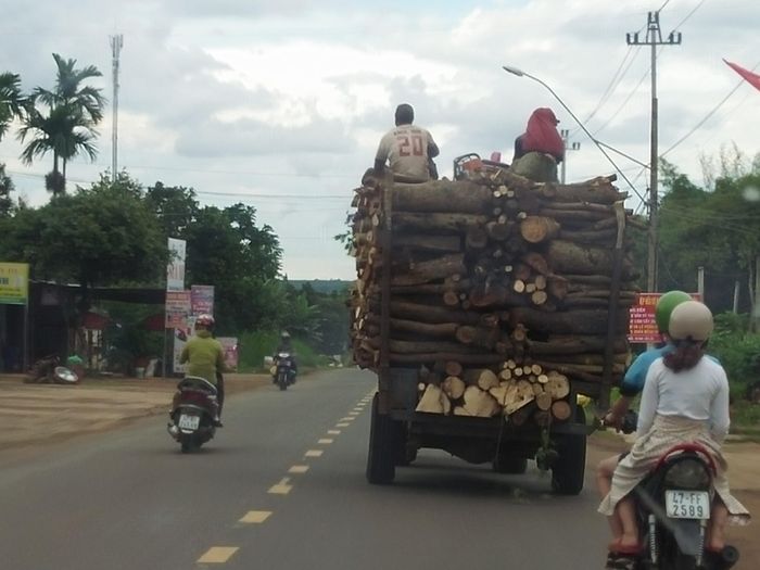 Công nông độ chế, quả tải chạy trên Quốc lộ 26