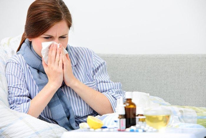 Dấu hiệu tương tự, nhưng cúm mùa nguy hiểm hơn cảm lạnh, có thể gây biến chứng viêm phổi, suy hô hấp, thậm chí tử vong (ảnh minh họa)