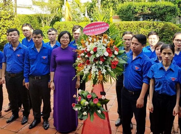Đoàn viên, thanh niên ở Huế đến dâng hoa mừng ngày Sinh nhật Bác ở ngôi nhà 112 Mai Thúc Loan, thành phố Huế.