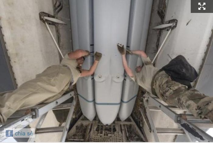  Tên lửa AGM-158 JASSM đang được lắp vào khoang máy bay B-1B Lancer 