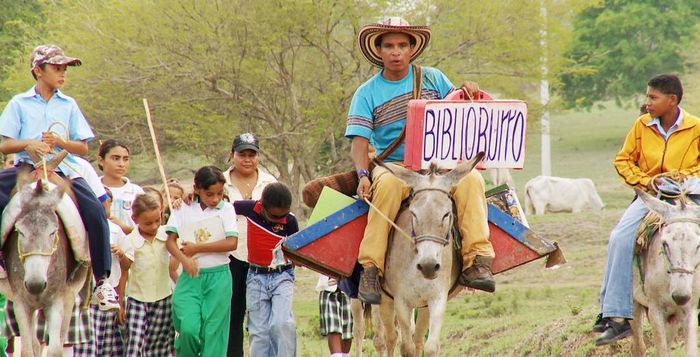 Hình ảnh thư viện trên lưng lừa của cựu thầy giáo Luis Soriano. Ảnh: Aljazeera.
