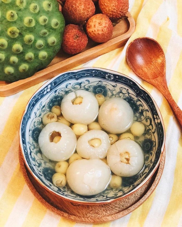 Chè hạt sen nấu đường phèn ăn nóng hay lạnh đều hợp vị. Ngoài ra, các nguyên liệu như nha đam, táo đỏ, nấm tuyết, nhãn nhục… cũng thường được kết hợp trong món chè. Đây là hương vị làm thanh lọc cơ thể của mọi tín đồ ẩm thực. Ảnh: Cooky, Huyenduong611.