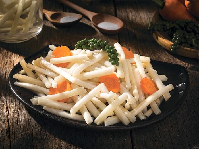  Ngó sen là loại thực phẩm chứa nhiều dưỡng chất có lợi cho sức khỏe. Đây cũng là nguyên liệu quen thuộc để làm các món gỏi. Bạn có thể chế biến nhiều hương vị hấp dẫn như gỏi ngó sen chay, hoa chuối hay tôm thịt... Ảnh: Song Huong Food. 
