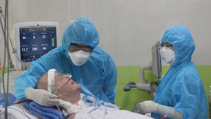 Bệnh nhân 91 lần đầu mĩm cười trong phòng điều trị. Ảnh: N.H.