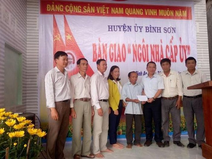 Lãnh đạo huyện Bình Sơn (Quảng Ngãi) bàn giao “Ngôi nhà cấp ủy” tặng người có công ở xã Bình An (Quảng Ngãi). Ảnh:qdnd.vn