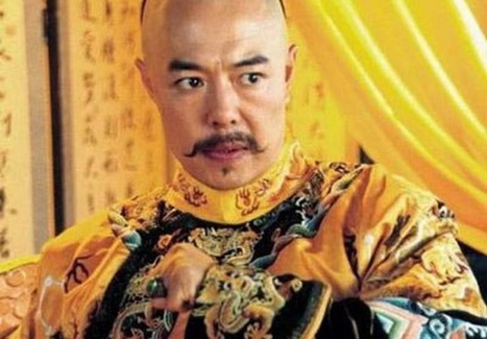 Là bậc cửu ngũ chí tôn, Càn Long có cuộc sống xa hoa, tiệc rượu linh đình. Đặc biệt, những chuyến tuần du của ông hoàng này tiêu tốn rất nhiều tiền bạc để thỏa mãn thú vui ăn chơi, hưởng lạc.