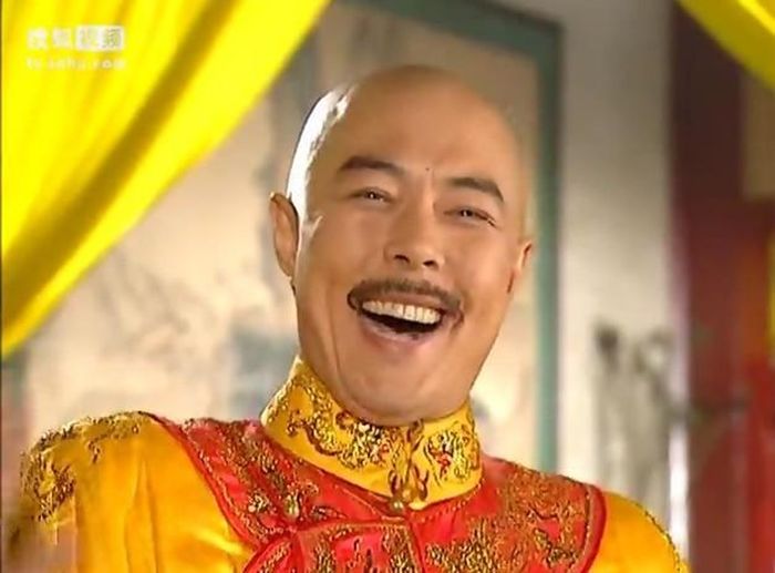 Dù ăn chơi hưởng lạc và là người đa tình có vô số phi tần, mỹ nữ hầu hạ nhưng Càn Long không quá chìm đắm vào nữ sắc, bỏ bê chuyện triều chính.