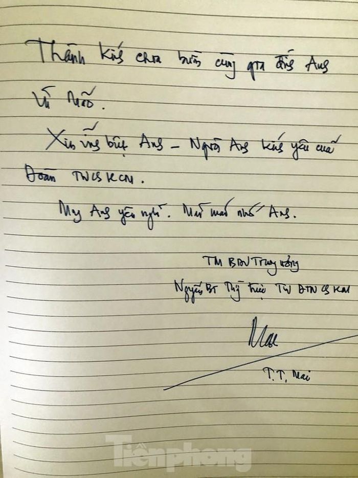 Đồng chí Trương Thị Mai - Ủy viên Bộ Chính trị, Trưởng Ban dân vận T.Ư, ghi sổ tang viếng đồng chí Vũ Mão.