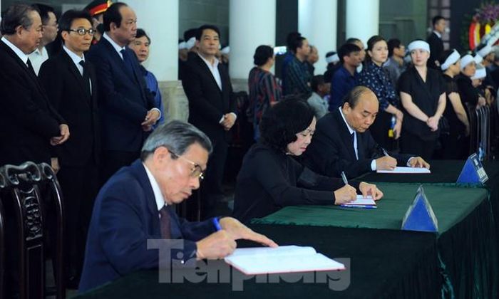 Các đồng chí lãnh đạo Đảng, Nhà nước đã tới viếng và ghi sổ tang tưởng niệm, bày tỏ niềm thương tiếc đối với đồng chí Vũ Mão.