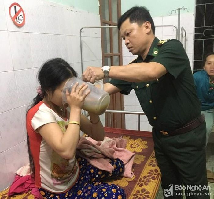 Quân y Đồn Biên phòng Tri Lễ (BĐBP Nghệ An) đang cứu chữa nạn nhân ăn lá ngón tự tử. Ảnh tư liệu Hùng Phong
