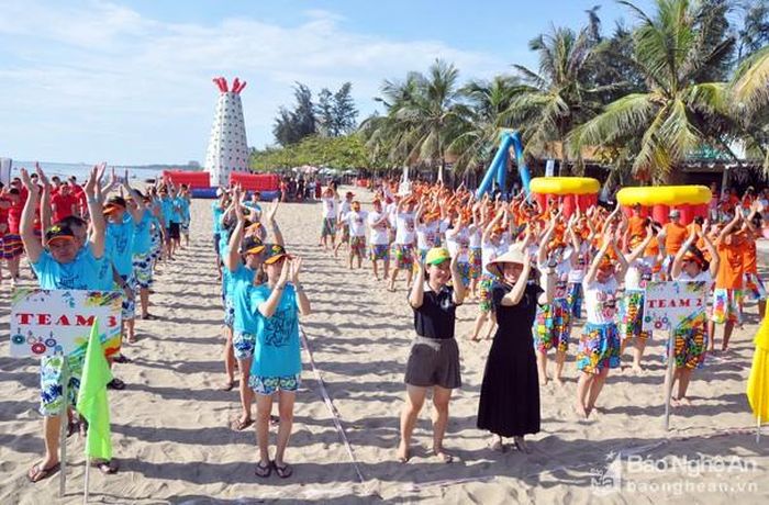 Lãnh đạo Sở Du lịch tiếp đón và tham gia Chương trình Team Building với đoàn khách du lịch. Ảnh tư liệu Công Khang