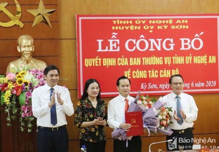 Các đồng chí lãnh đạo tỉnh trao Quyết định và tặng hoa chúc mừng đồng chí Nguyễn Hữu Minh. Ảnh tư liệu Lữ Phú