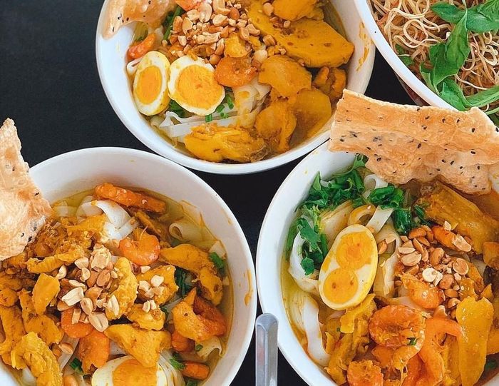  Là đặc sản nổi tiếng miền Trung, mì Quảng trở thành lựa chọn hàng đầu cho bạn khi tới thành phố Hội An. Món ăn được làm từ sợi mì gạo, thịt gà, trứng, tôm, nước dùng kèm bánh đa và nhiều loại rau như húng quế, mùi... Để thưởng thức món ăn này, bạn có thể ghé quán mì Quảng Ông Hai, Dì Hát, Bà Linh... Giá khoảng 35.000 đồng. Ảnh: Vietnamnomad. 