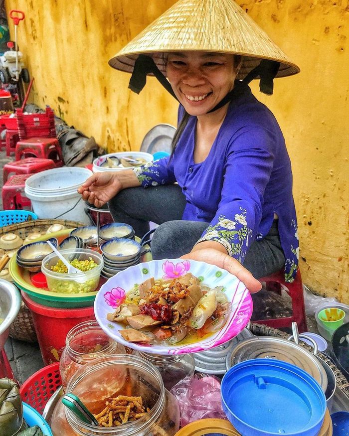 Dạo quanh khu phố cổ, bạn có thể ghé vào các gánh hàng rong đầy màu sắc bên đường để thưởng thức nhiều món bánh đặc sản ngon, rẻ như bánh bèo, bánh nậm, bánh bột lọc... Các gánh hàng vỉa hè giản dị, đơn sơ cũng là một trong những nét cuốn hút du khách tại đây. Giá từ 10.000-30.000 đồng. Ảnh: Foodyhoian.