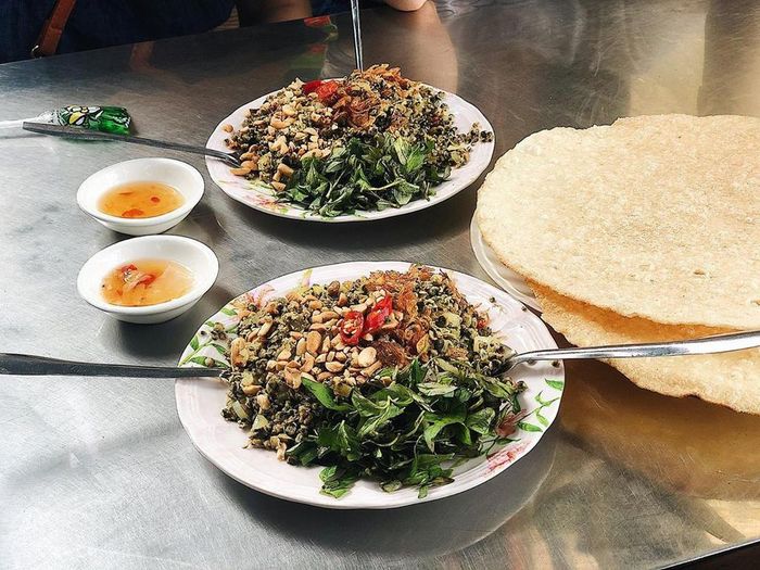  Bánh đập (gồm bánh ướt và bánh tráng nướng) xúc hến xào là món ăn đặc sản của người miền Trung. Những con hến nhỏ được đánh bắt từ sông tươi ngon nhất sẽ đem xào cùng rau thơm, hành phi và lạc rang. Khi thưởng thức, thực khách sẽ bẻ nhỏ miếng bánh tráng để xúc hến. Giá từ 15.000-50.000 đồng. Ảnh: Hayanchonglonn. 