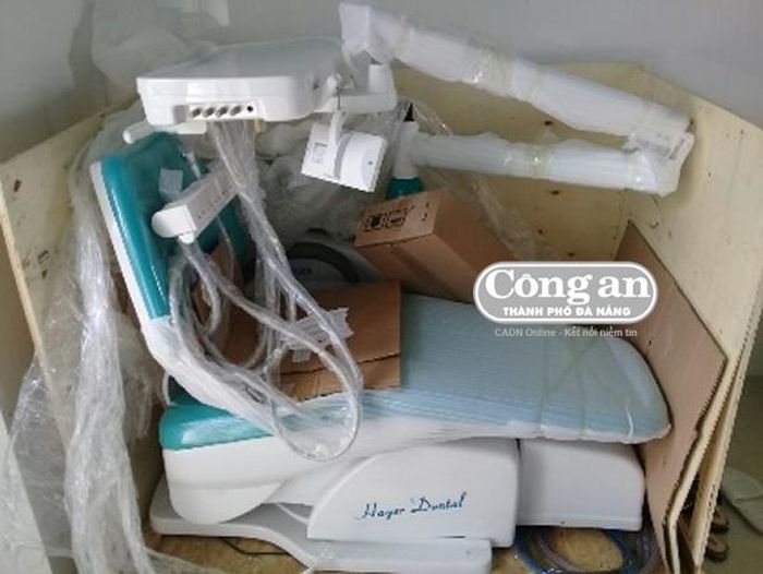 Chiếc ghế nhổ răng còn “nguyên đai, nguyên kiện” vừa được khui thùng nhưng không dùng.