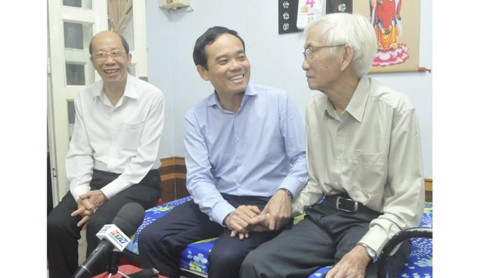 Phó Bí thư Thường trực Thành ủy TPHCM Trần Lưu Quang thăm hỏi, trò chuyện cùng cụ Phan Nguyên. Ảnh: CAO THĂNG