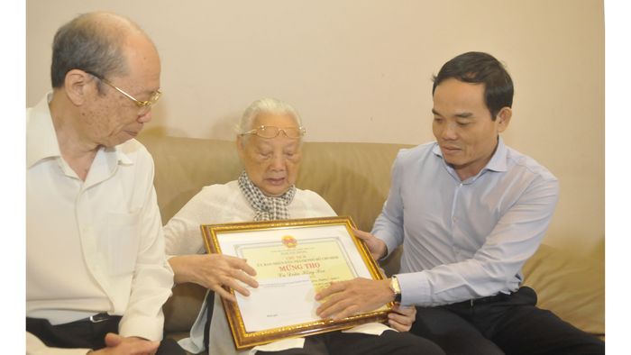 Phó Bí thư Thường trực Thành ủy TPHCM Trần Lưu Quang mừng thọ cụ Đoàn Hồng Hoa. Ảnh: CAO THĂNG